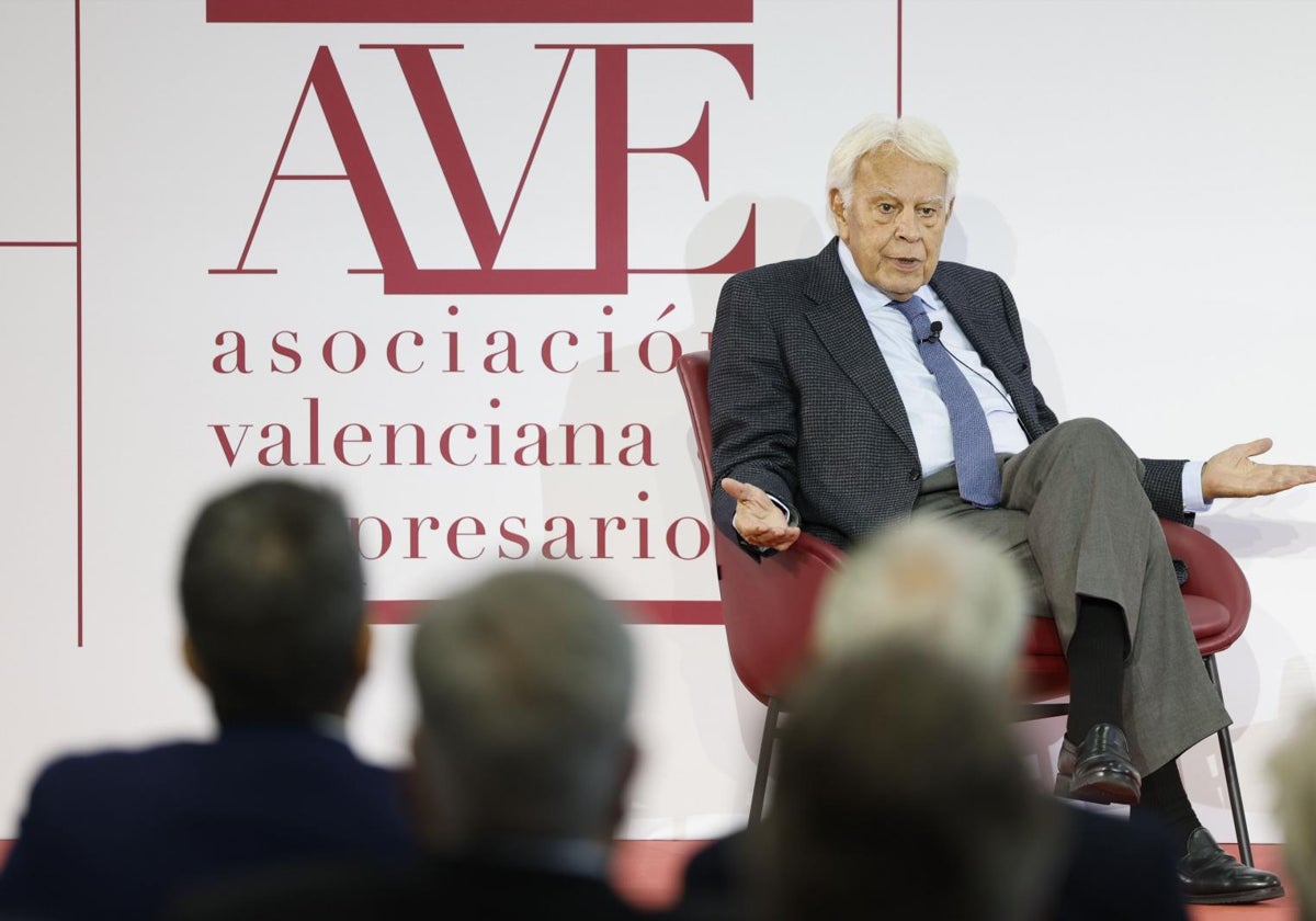 El expresidente del Gobierno Felipe González en la asamblea general de la Asociación Valenciana de Empresarios (AVE)