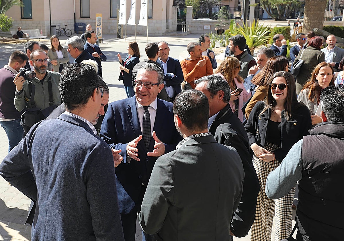 El presidente de la Diputación de Alicante, Toni Pérez, conversa con varios alcaldes participantes en el foro provincial