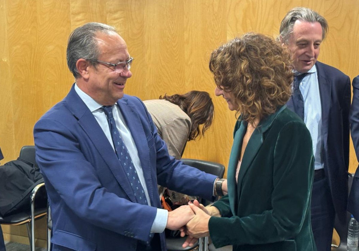 El consejero de Hacienda saluda ayer a la ministra Montero