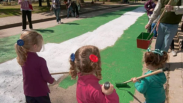 Niños celebrando el Día de Andalucía