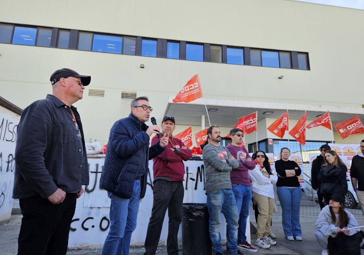 Paco de la Rosa, en la puerta de la empresa, junto a la plantilla