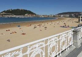 El Ayuntamiento de San Sebastián sortea para donostiarras 275 tramos de barandilla de la Playa de la Concha