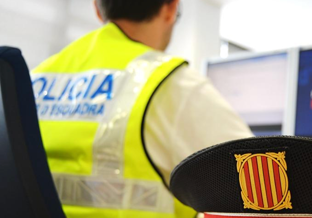 Un agente de la Policía catalana, ante un ordenador