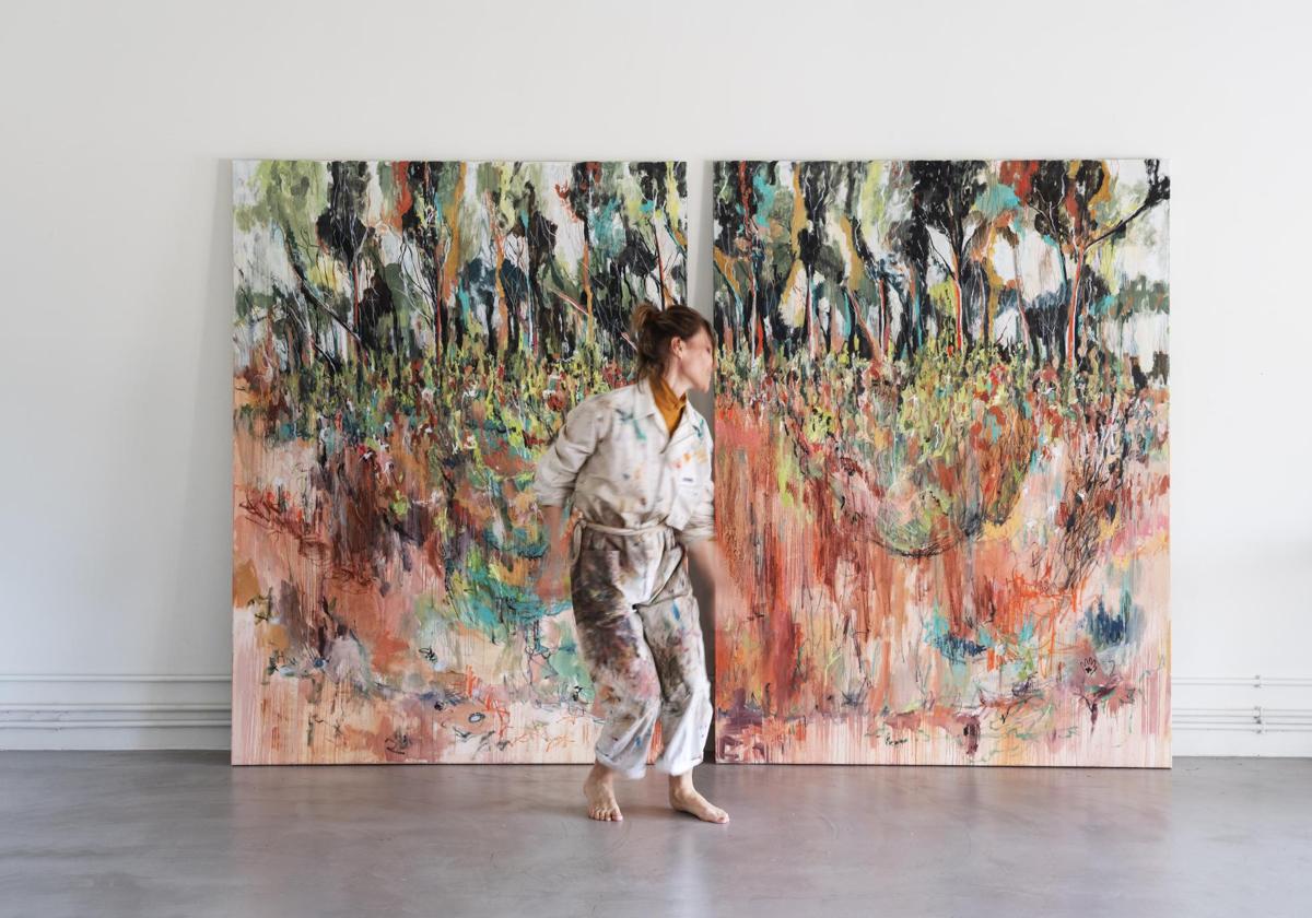 Obra de la colección abstracta «Raíces y Fango: Diálogos con la Naturaleza», de Joana Santamans que se exhibe en Juno House «el hogar de mujeres que inspiran, el club donde los negocios y el estilo de vida se fusionan»