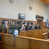 El PSOE de Santiago aparca su guerra y aprueba las Cuentas del bipartito local y un plan para el Peleteiro