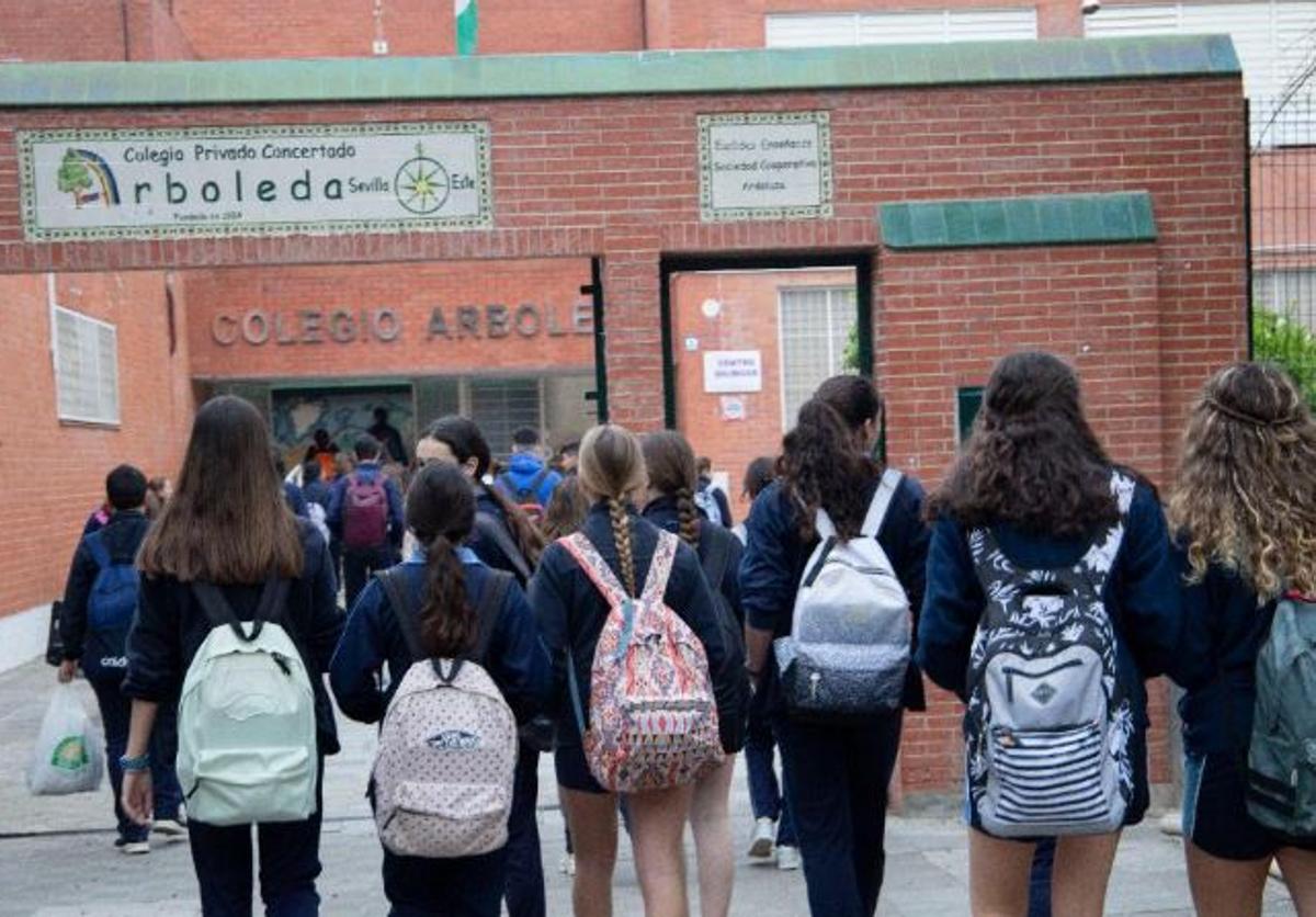 Alumnas entrando en un colegio andaluz