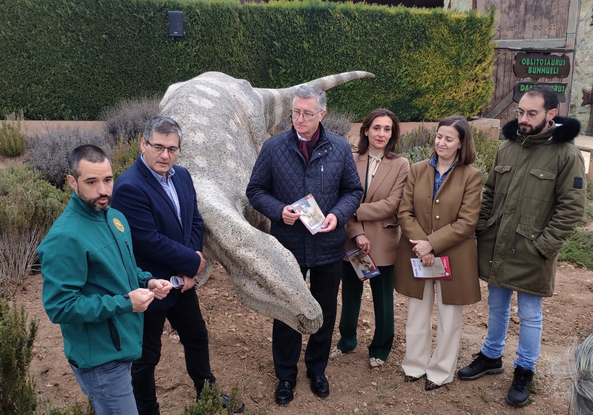Los responsables del parque, junto al consejero de Turismo del Gobierno aragonés, Manuel Blasco
