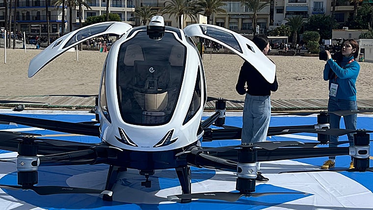 La aeronave de transporte de personas, en la pista de despegue