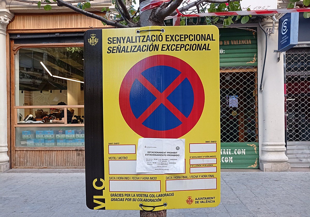 Imagen de un cartel de señalización excepcional por las Fallas de Valencia
