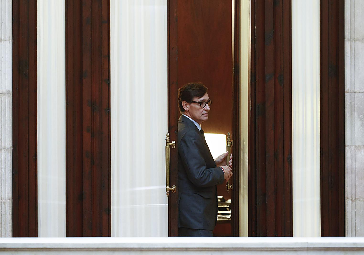 Salvador Illa, presidente de la Generalitat de Cataluña, ayer, saliendo de su despacho en el Parlament