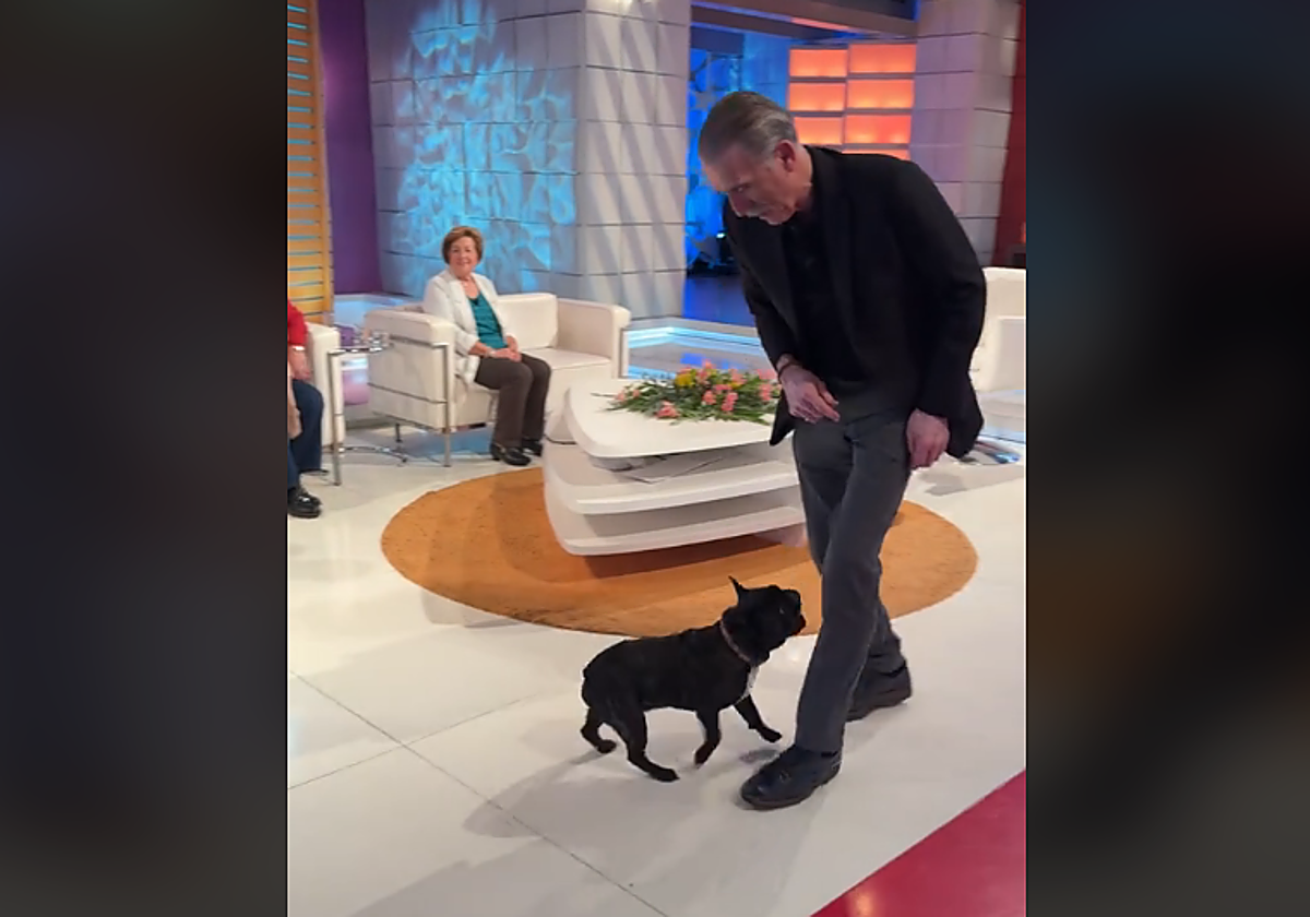 Coko persiguiendo a Juan y Medio por el plató