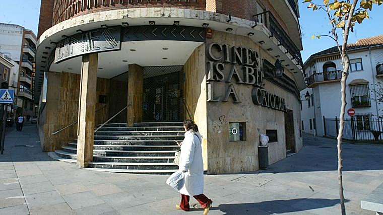 Una mujer pasa delante de lo que fue el cine Isabel la Católica