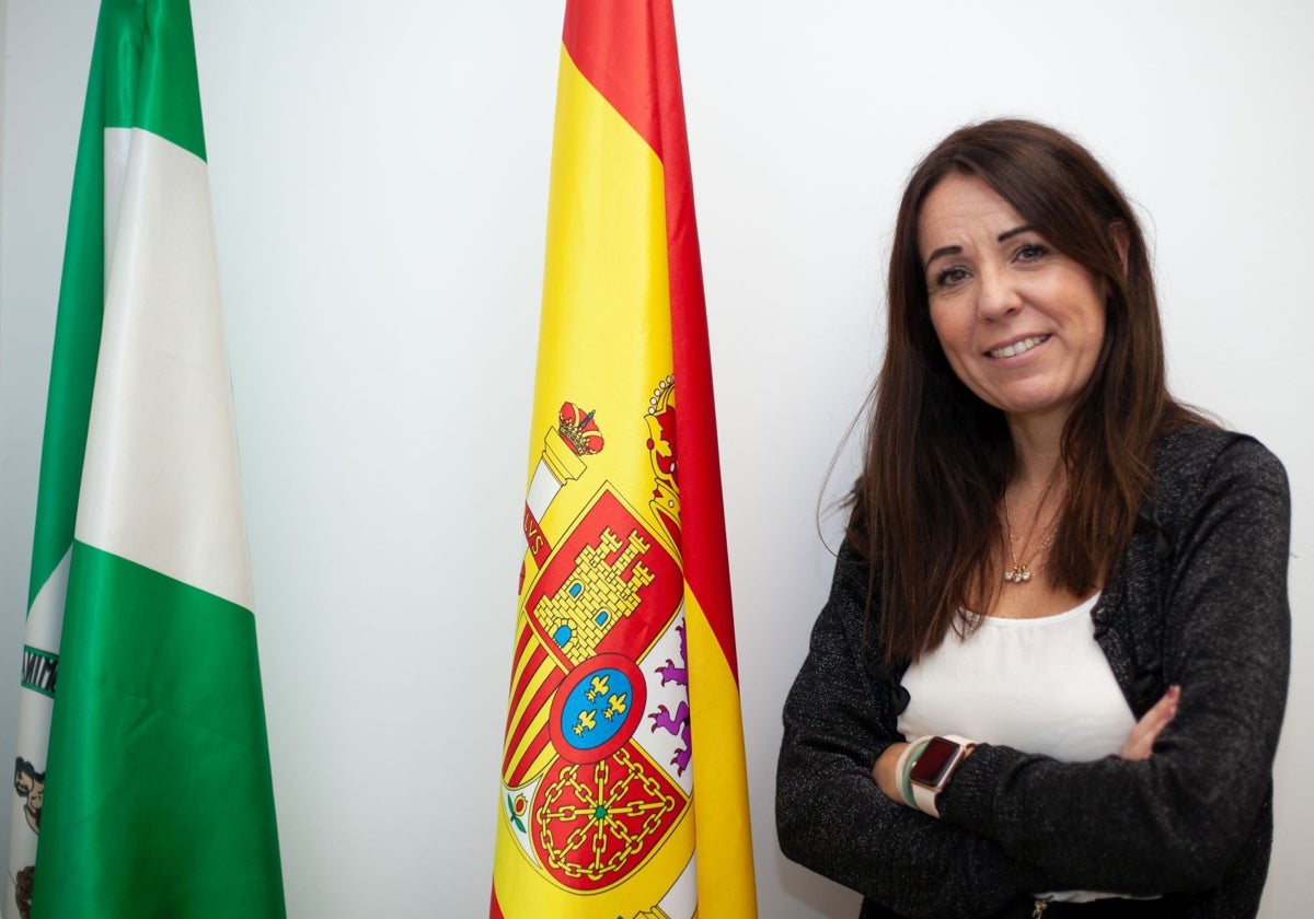 Macarena Arroyo, junto a las banderas andaluza y española