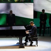 Pablo Alborán interpretando el himno de Andalucía