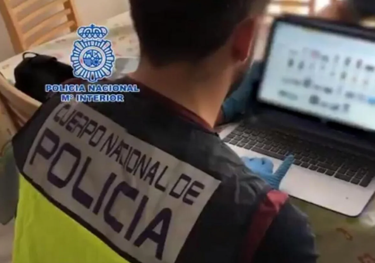 Un policía revisa material informático incautado