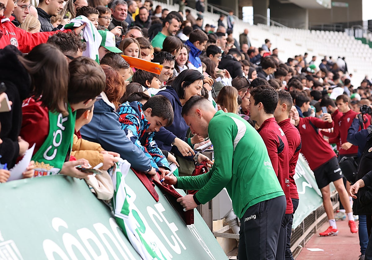 Los aficionados más pequeños pudieron llevarse los autógrafos de los futbolistas del Córdoba CF