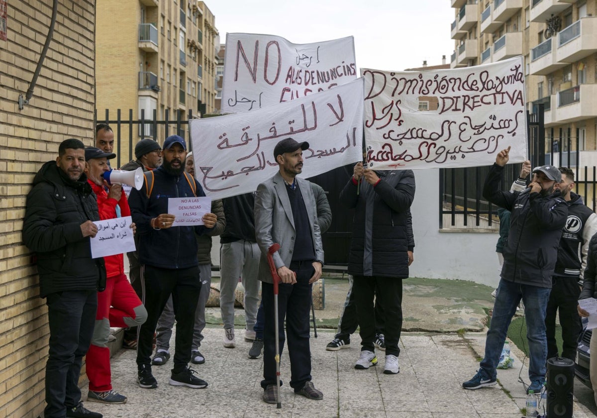 Protesta ante la mezquita del barrio Garrido, en Salamanca, contra el imán de la comunidad