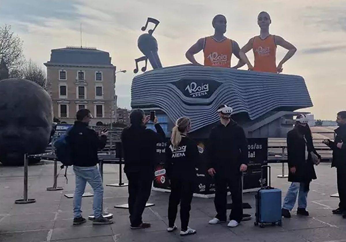 El Roig Arena se presenta en Madrid con un monumento en la estación de Atocha que «hace un guiño» a las Fallas