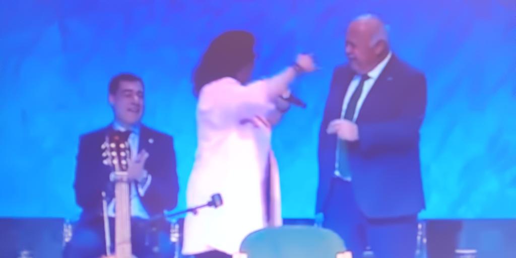 El presidente del Parlamento, el cordobés Jesús Aguirre, se arranca a bailar una sevillana con María del Monte en la gala del 28-F