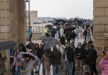 El bullicioso ambiente del Casco, pese al tiempo, en el puente, en imágenes