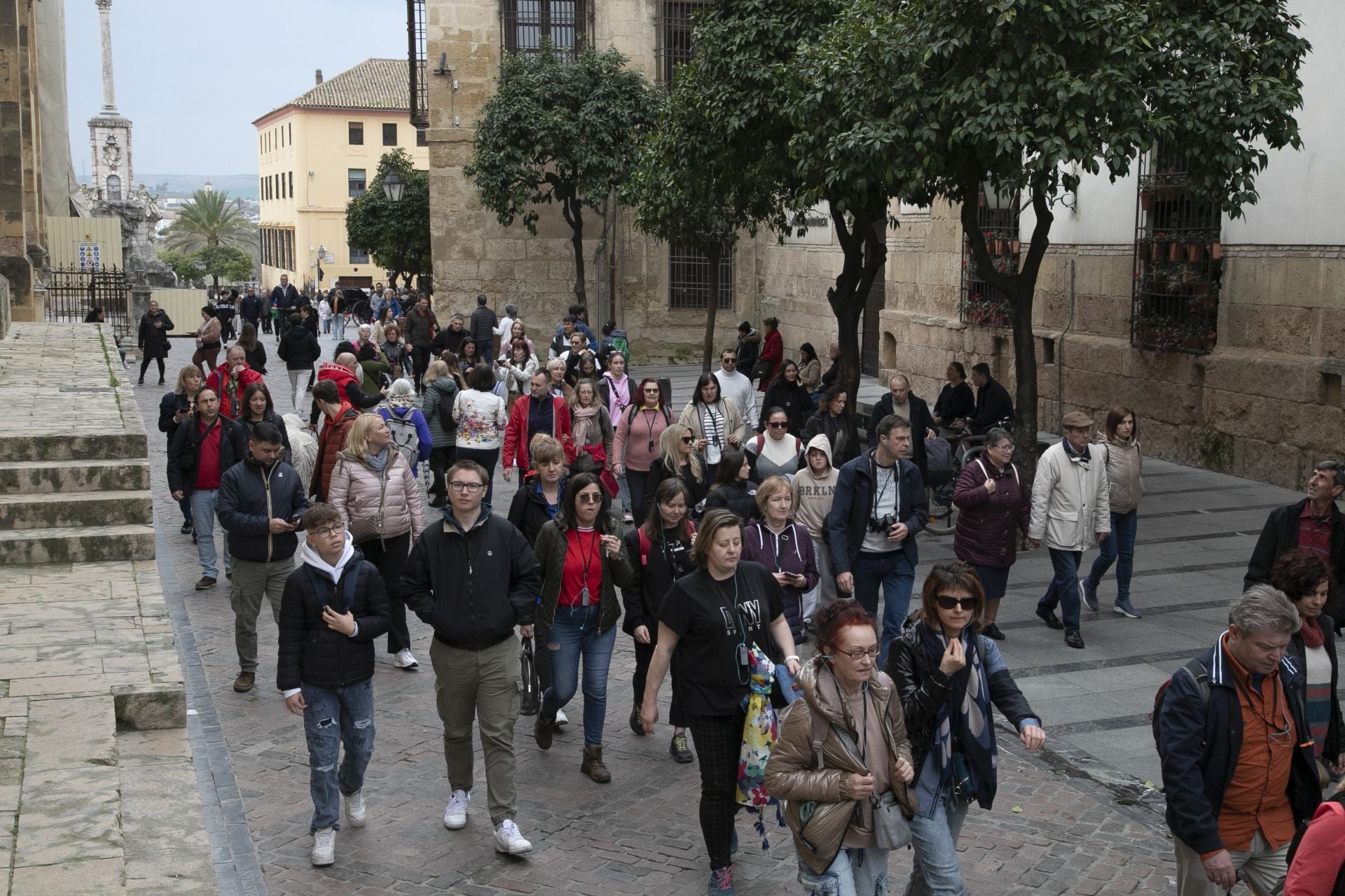 El bullicioso ambiente turístico del 28F en Córdoba pese a la lluvia, en imágenes