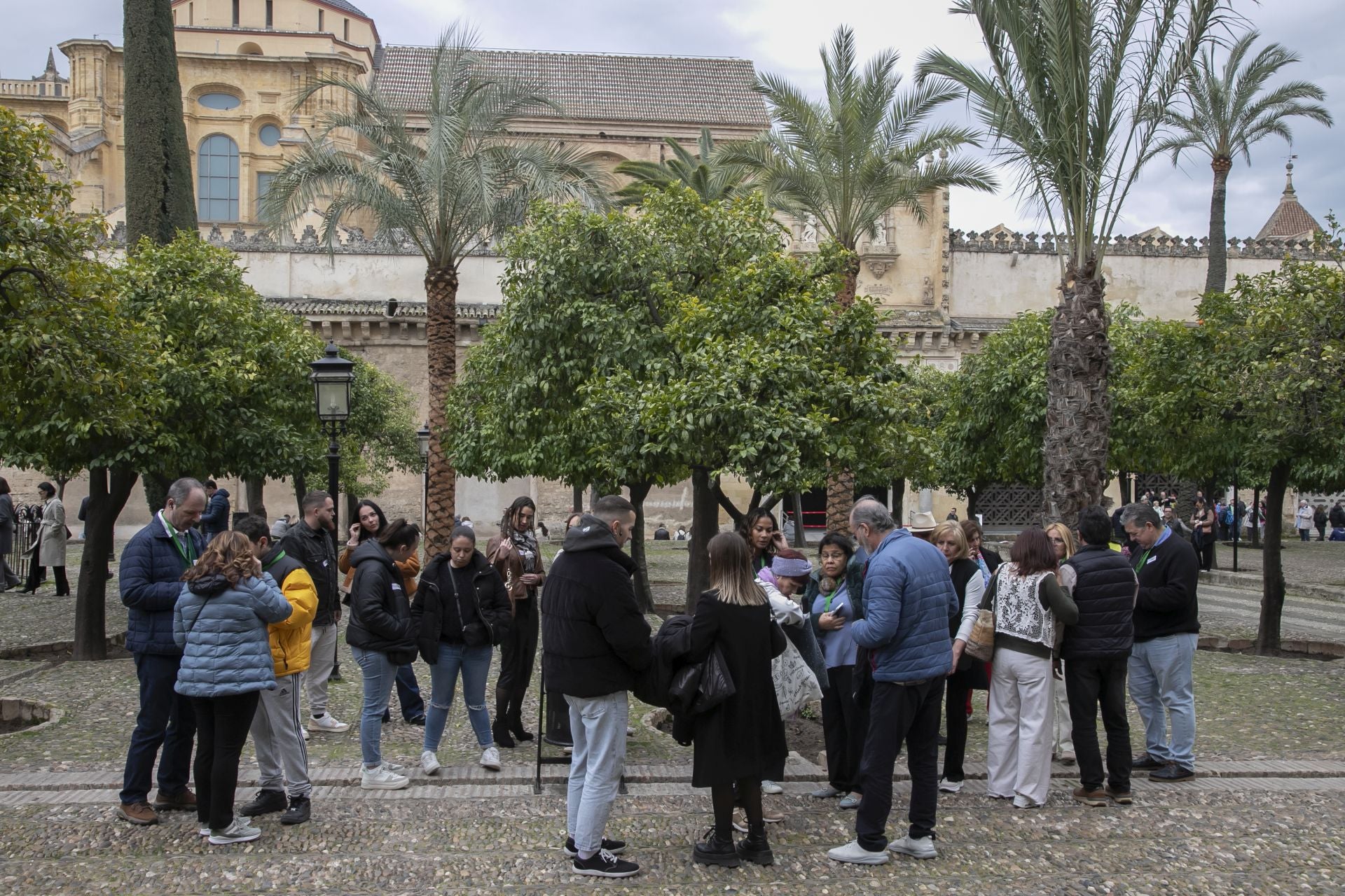 El bullicioso ambiente turístico del 28F en Córdoba pese a la lluvia, en imágenes