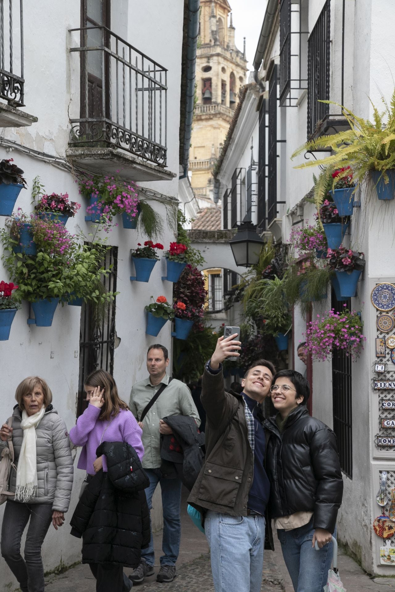 El bullicioso ambiente turístico del 28F en Córdoba pese a la lluvia, en imágenes