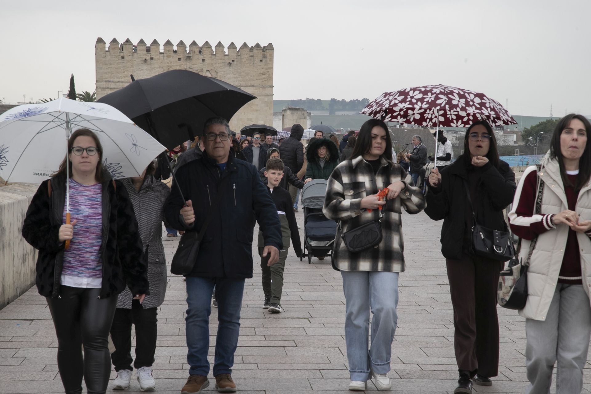 El bullicioso ambiente turístico del 28F en Córdoba pese a la lluvia, en imágenes
