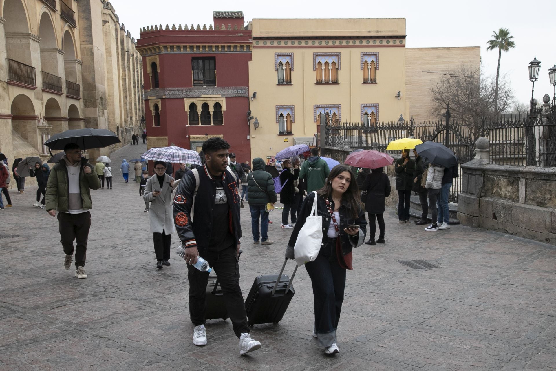 El bullicioso ambiente turístico del 28F en Córdoba pese a la lluvia, en imágenes