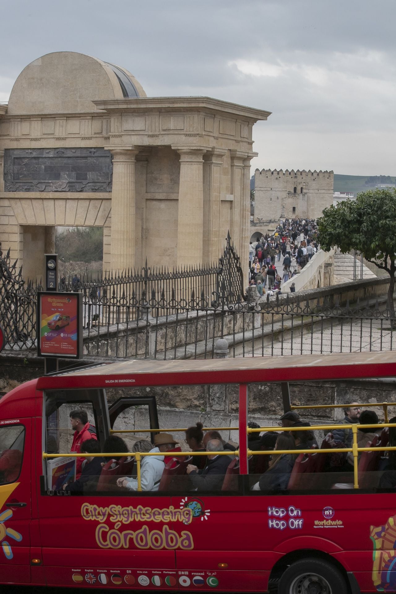 El bullicioso ambiente turístico del 28F en Córdoba pese a la lluvia, en imágenes