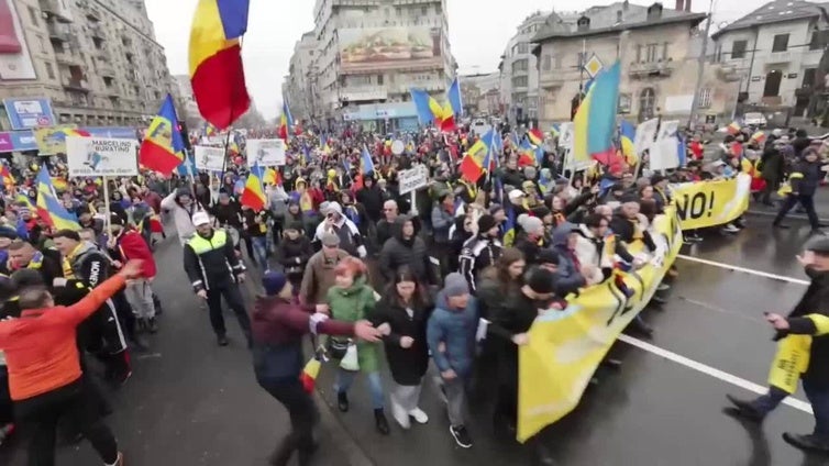 Seguidores del partido ultranacionalista AUR protestan por la cancelación de la primera vuelta electoral