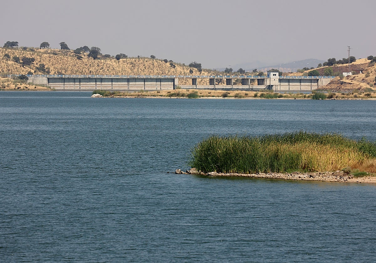 Embalse de La Colada en El Viso, con su presa al fondo