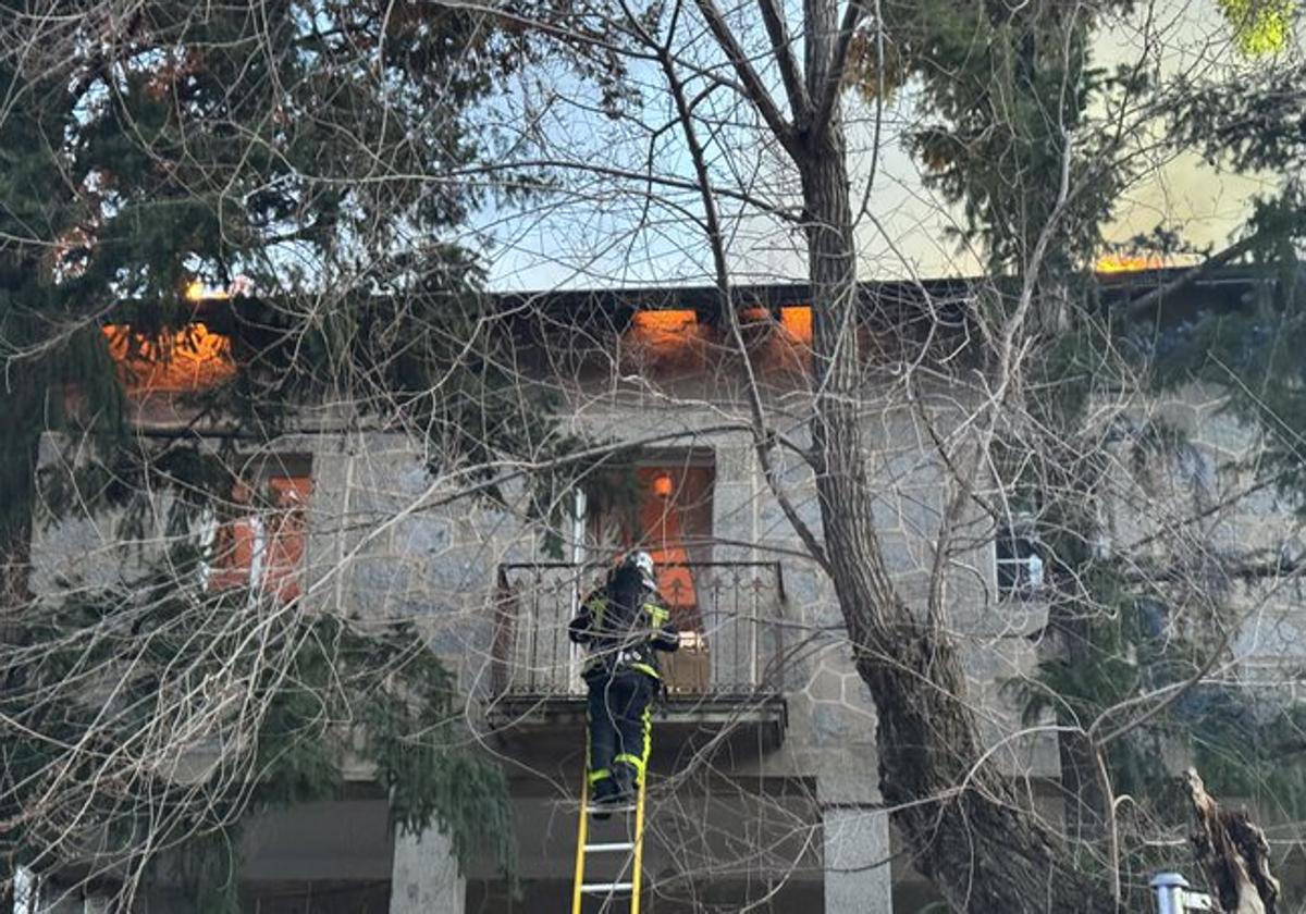 Bomberos durante los trabajos de extinción del incendio