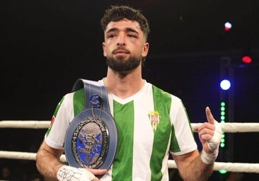 José Luis Navarro, con la camiseta del Córdoba y el cinturón de campeón