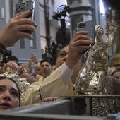 Jóvenes fotografian un paso en la Semana Santa de Málaga