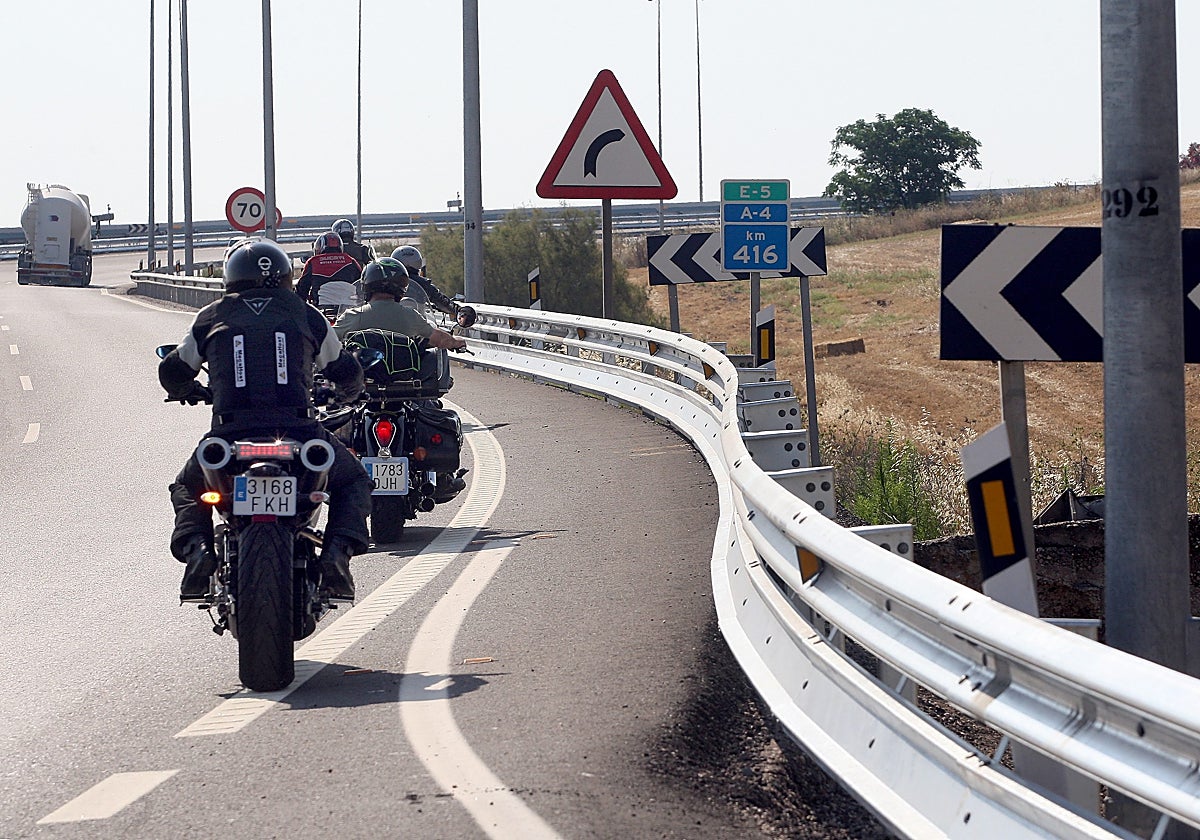 Moteros circulan por la sinuosa Cuesta del Espino que eliminará la Variante Sur