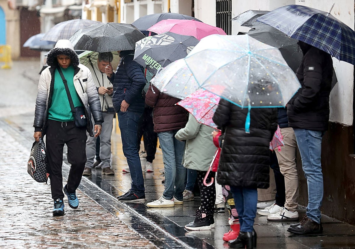 Un grupo de personas se refugia de la lluvia