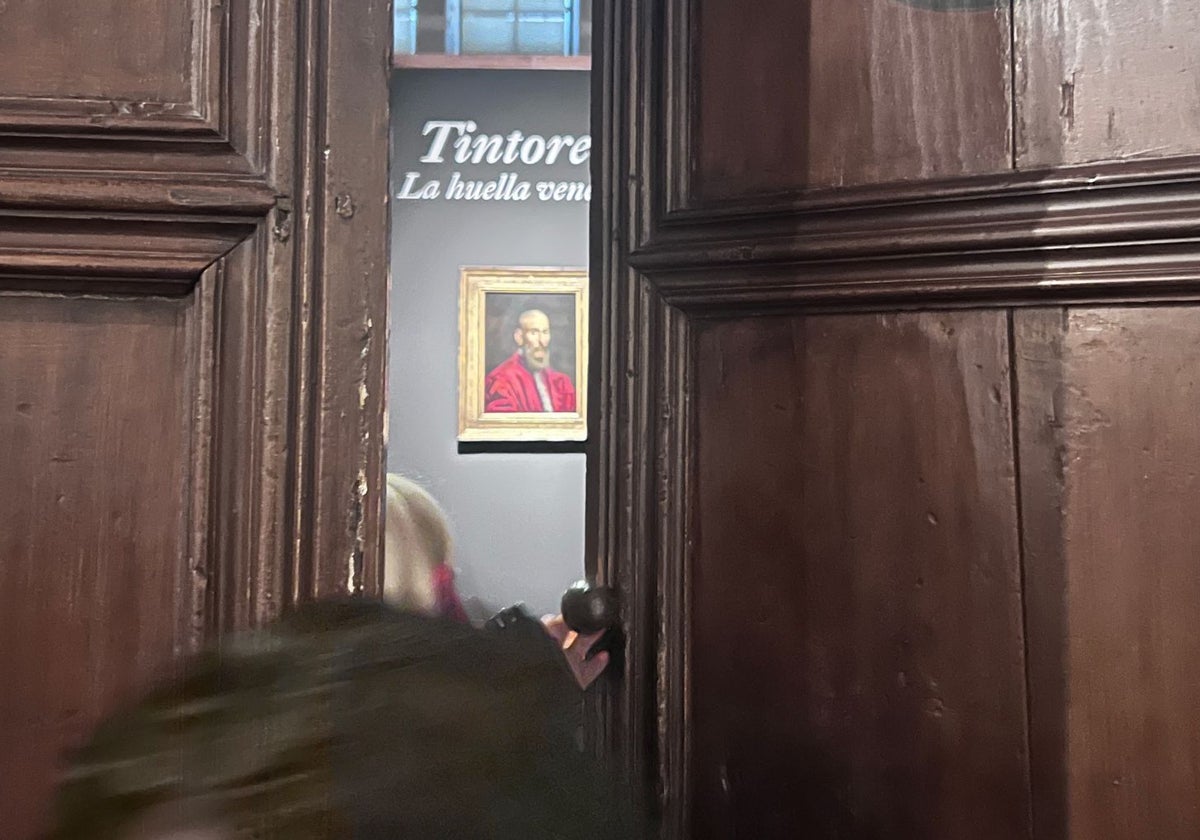 Momento en el que cierra la puerta de la sala donde está el Tintoretto