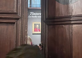 Un murciélago se cuela en el Museo del Greco y se posa sobre el cuadro de Tintoretto