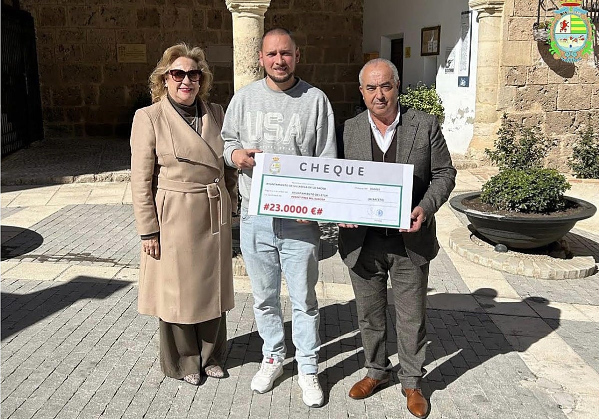 Jesús Hijosa y Estrella Basco con Sergio Marín, alcalde de Letur