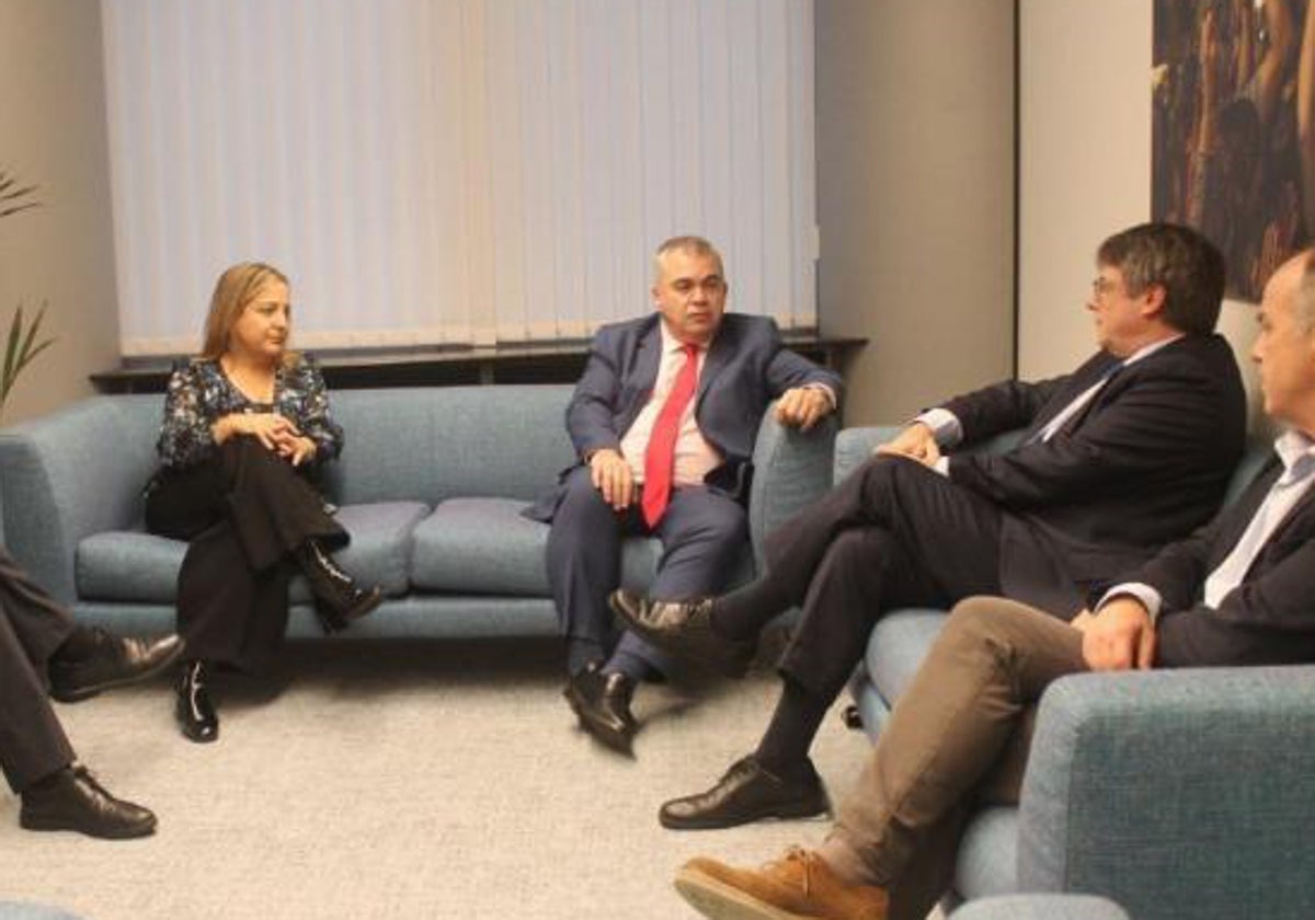 El secretario de Organización del PSOE, Santos Cerdán, junto a Carles Puigdemont