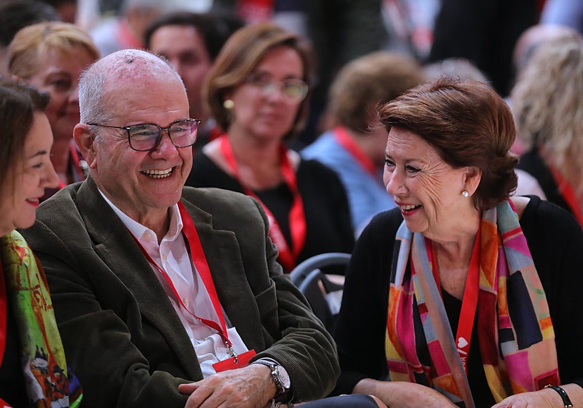 El expresidente andaluz Manuel Chaves charla con su antigua consejera y exministra Magdalena Álvarez, en el Congreso Federal del PSOE celebrado a finales de noviembre pasado en Sevilla
