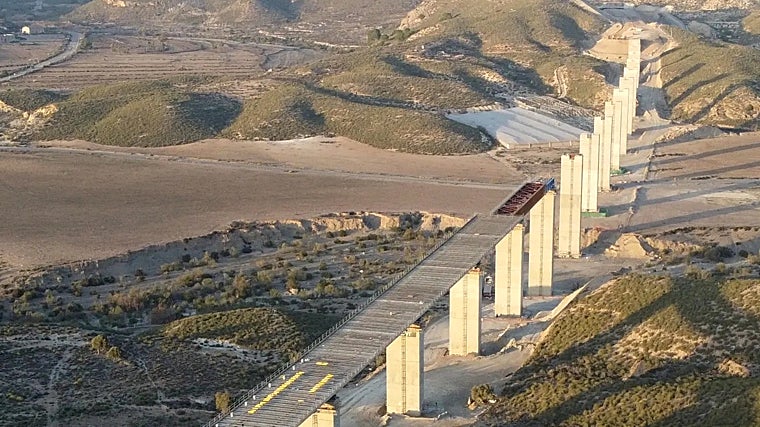 Uno de los viaductos del AVE en la provincia de Almería a medio construir