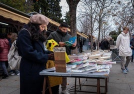Los libreros de la Cuesta de Moyano insisten en la creación del café literario: «Revitalizaría este espacio emblemático»