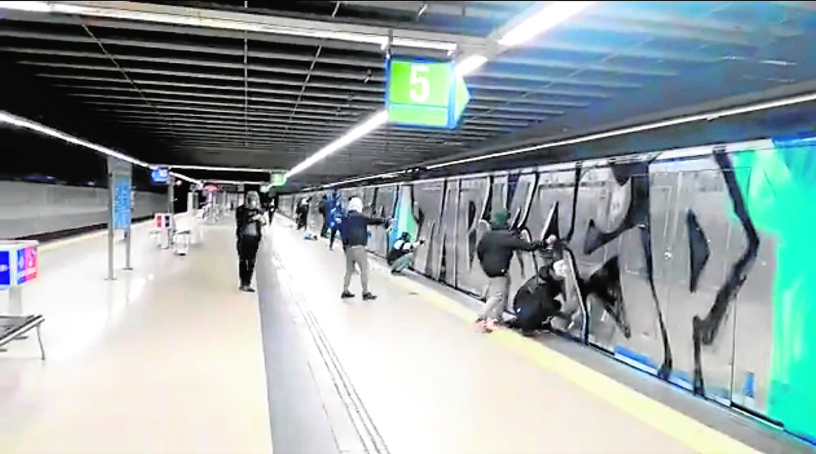 La 'crew' de grafiteros más voraz del Metro: a 'palancanzo' limpio hasta generar daños en los trenes de 300.000 euros