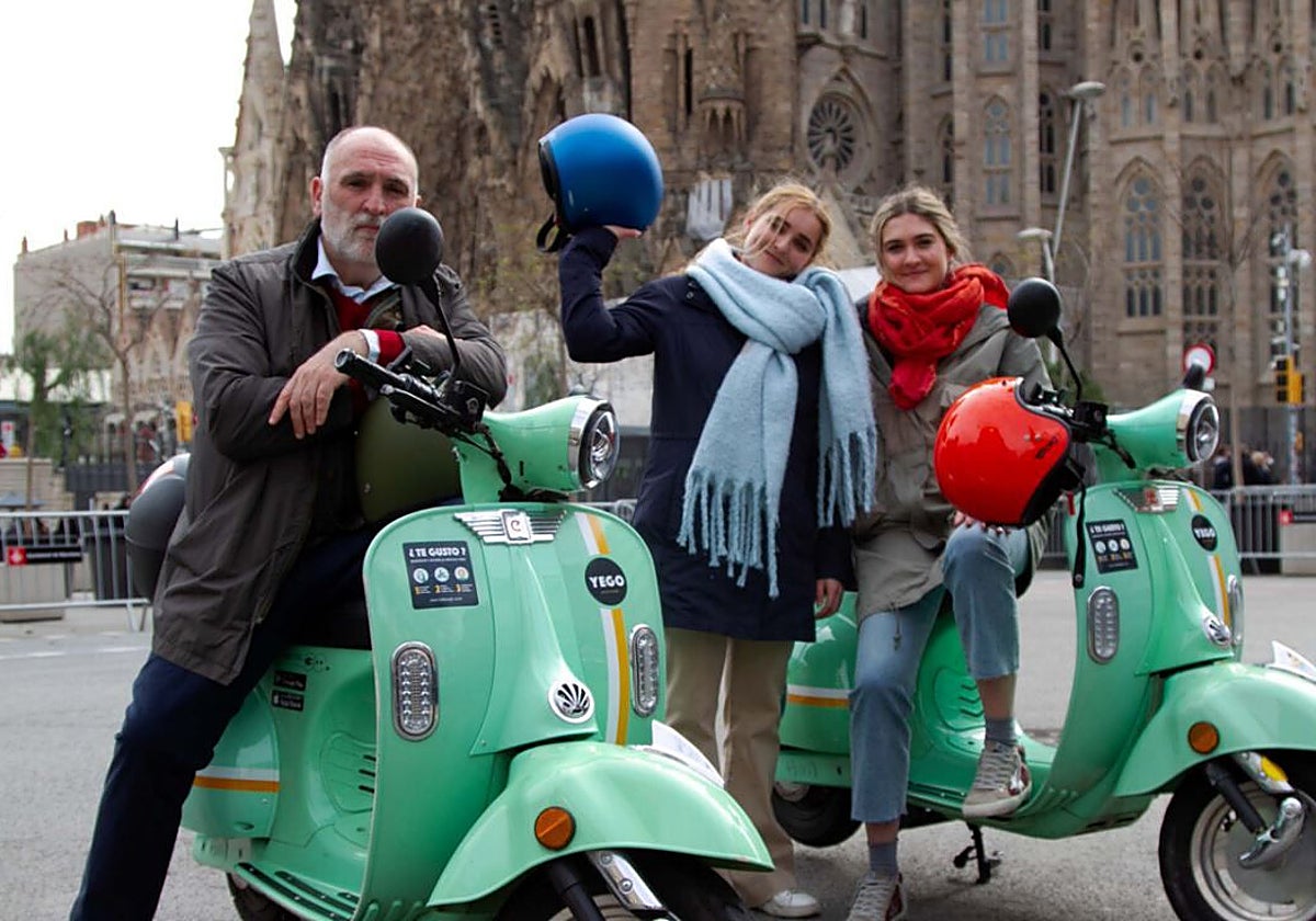 José Andrés, con sus hijas por Barcelona