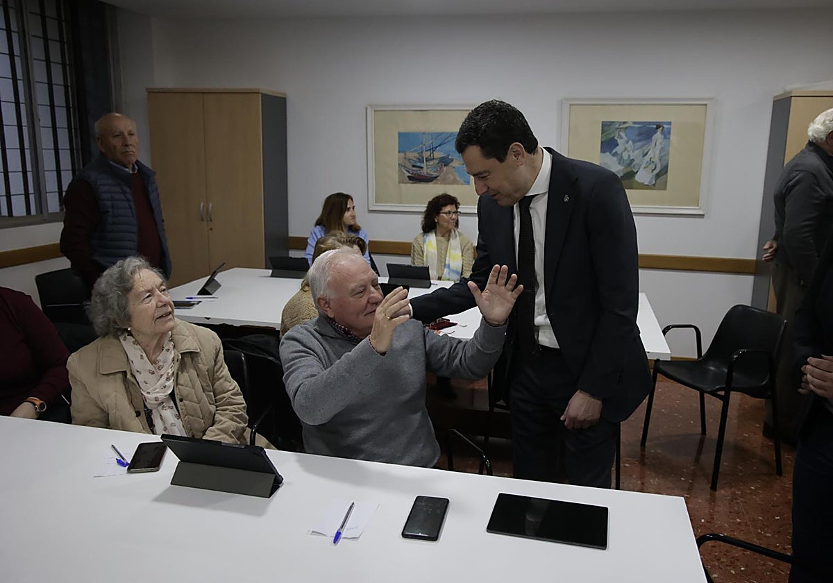 El presidente andaluz, Juanma Moreno, en el centro de mayores donde ha presentado el programa