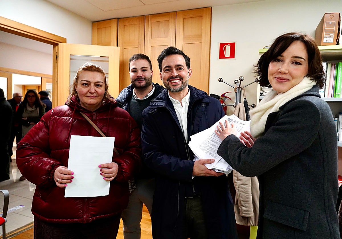 El candidato a dirigir el PSOE de León, Diego Moreno, en la entrega de avales