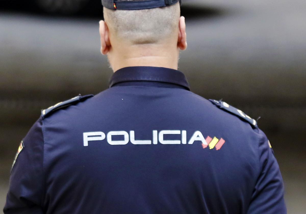 Un agente de Policía Nacional