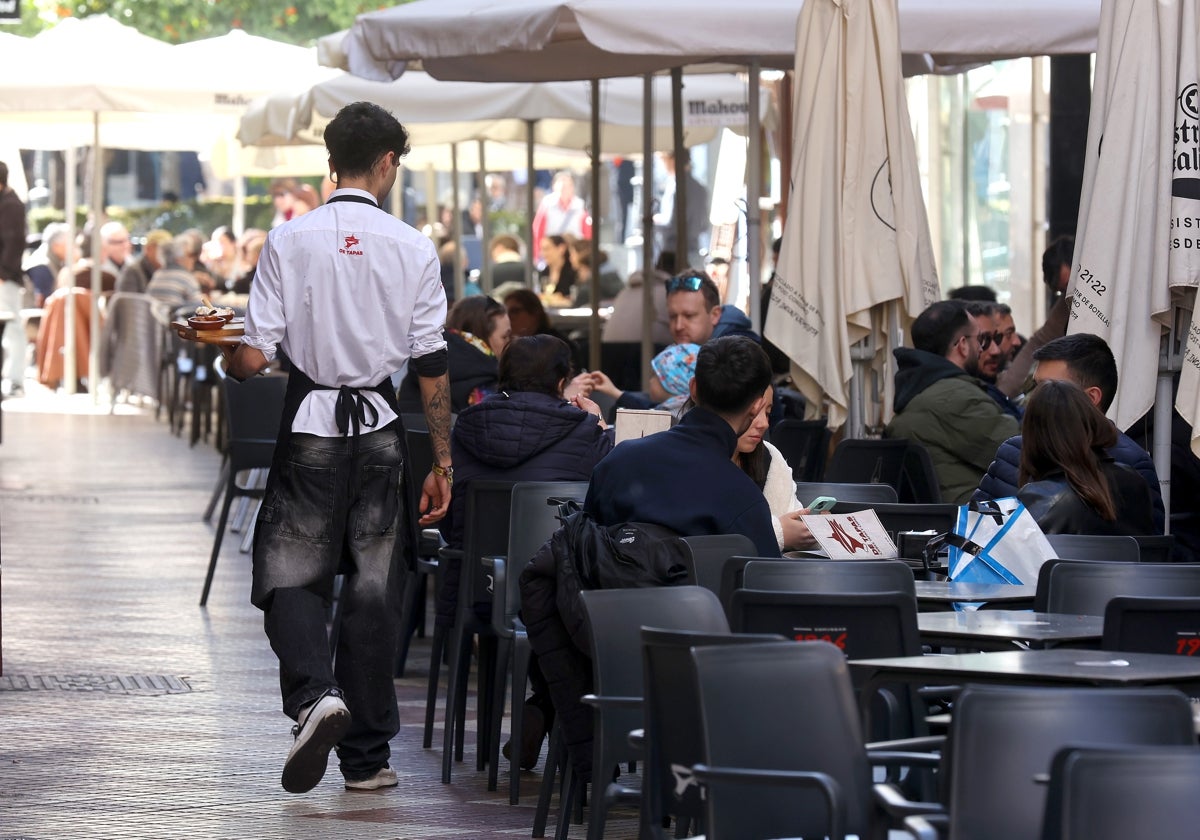 Urbanismo estudia la aplicación de controles de ruido previos a autorizar nuevos veladores en Córdoba